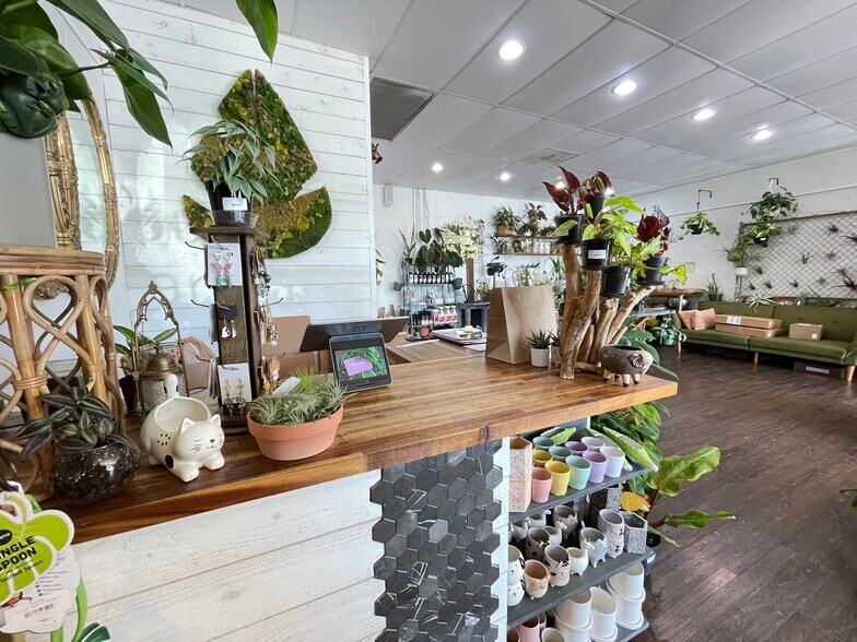 More Photos Of 3729-3749 W University Ave, Gainesville General Retail For Lease