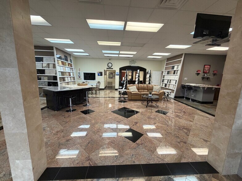 More Photos Of 18525 I-30 Hwy, Benton Showroom For Sale