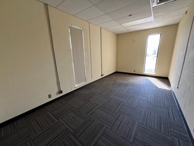 More Photos Of 2305 W Altorfer Rd, Peoria Light Manufacturing For Sale