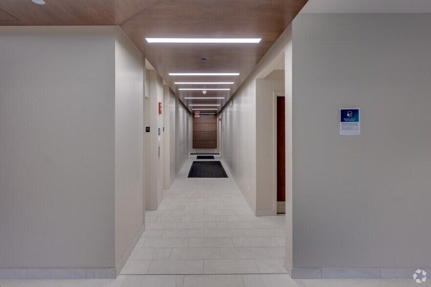 More Photos Of 823 Commerce Dr, Oak Brook Office For Lease