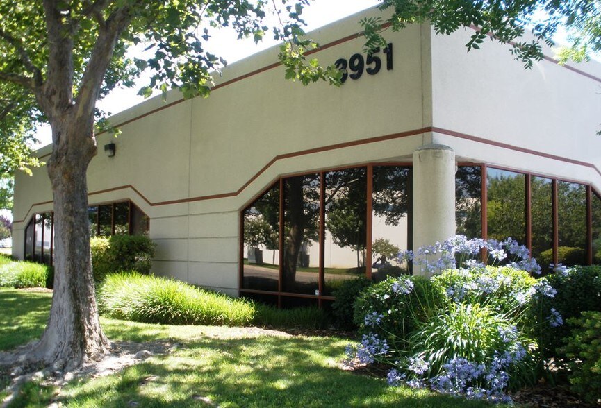More Photos Of 3951 Performance Dr, Sacramento Showroom For Lease