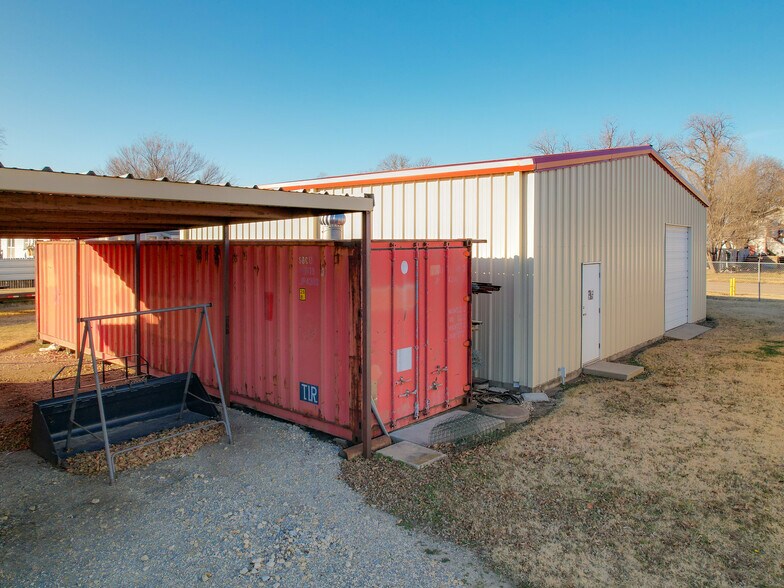 More Photos Of 210-212 N Pine St, Ponca City Light Distribution For Sale