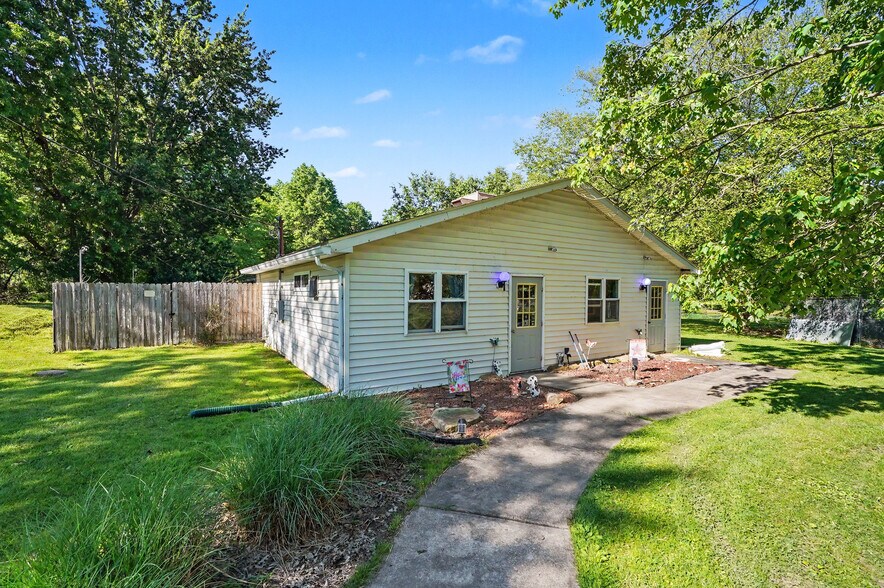 Primary Photo Of 4250 Herr Fieldhouse Rd, Southington Veterinarian Kennel For Sale