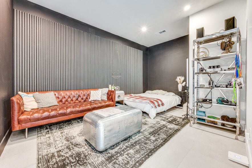 More Photos Of 4755-4763 Algiers St, Dallas Loft Creative Space For Sale
