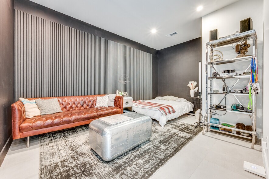 More Photos Of 4759 Algiers St, Dallas Loft Creative Space For Lease