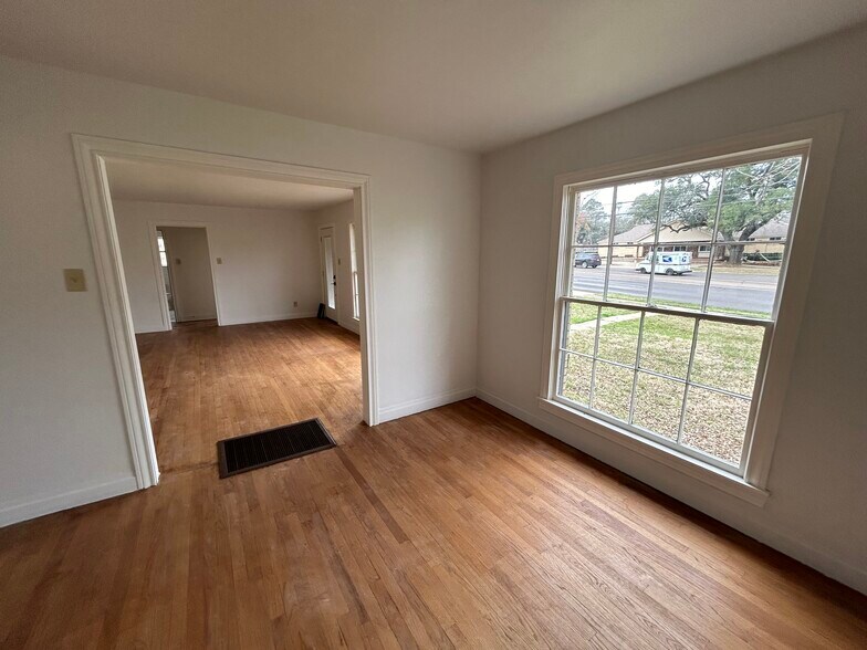 More Photos Of 404 N Henderson Blvd, Kilgore Office For Lease