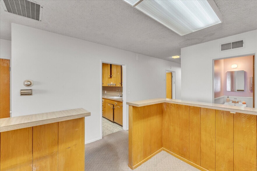 More Photos Of 18032 Ventura Blvd, Encino Medical For Lease