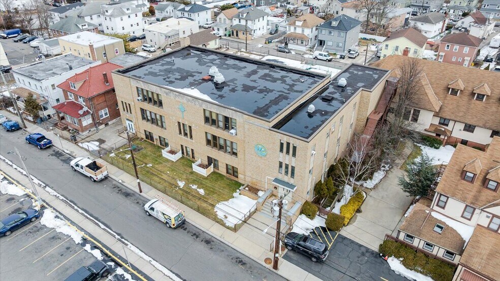 More Photos Of 90 Henry St, Inwood Office For Lease