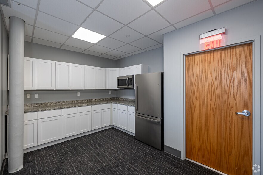 More Photos Of 366-386 Main St, Middletown Office For Lease