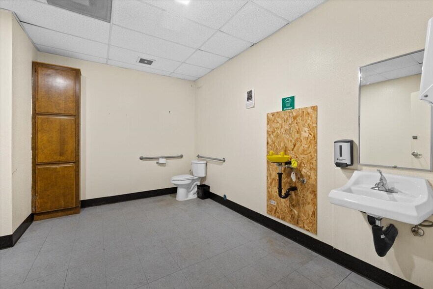 More Photos Of 1501 Sage Rd, Medford Warehouse For Sale