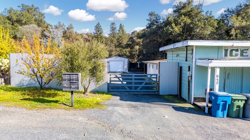 More Photos Of 840 N Cloverdale Blvd, Cloverdale Convenience Store For Sale