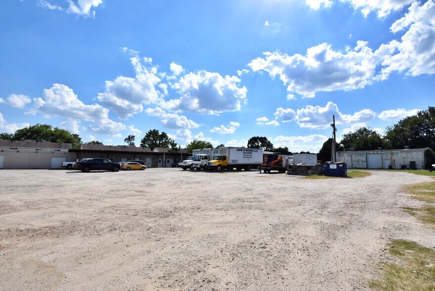 More Photos Of 1915 Sherwood Forest St, Houston Warehouse For Sale