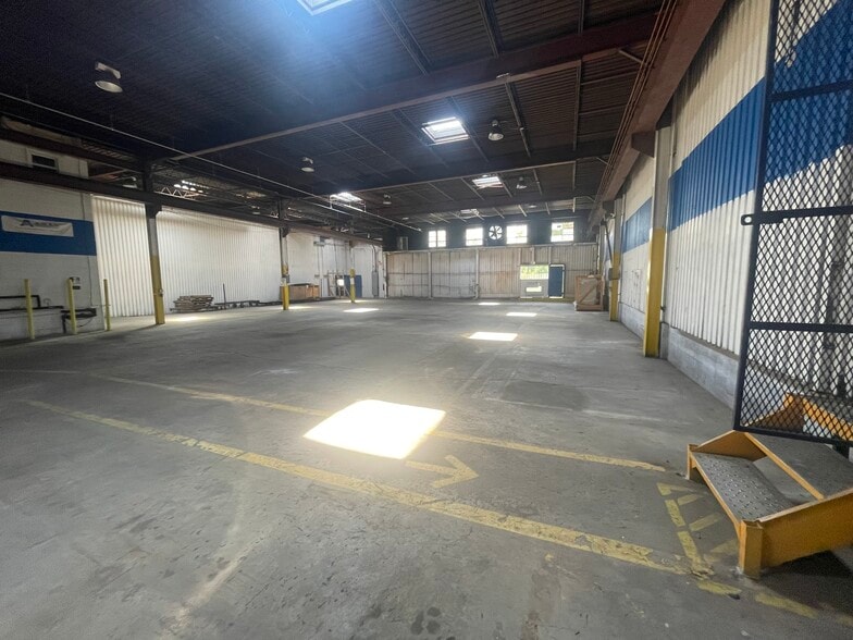 More Photos Of 9129 Euclid Ave, Manassas Warehouse For Lease