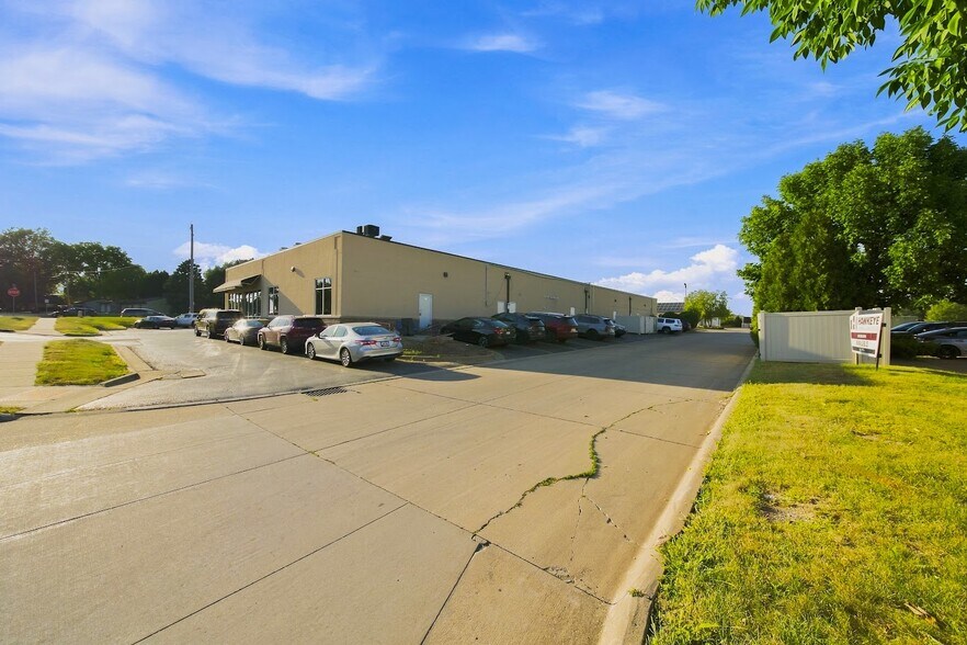 More Photos Of 3441 Devils Glen Rd, Bettendorf Storefront For Lease