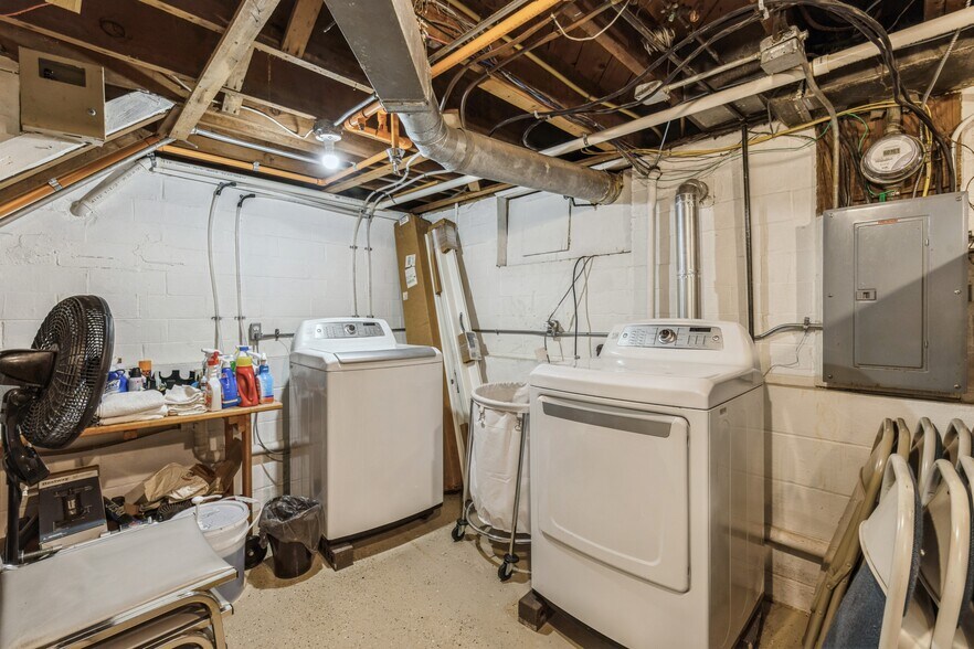 More Photos Of 324 1st St, Des Moines General Retail For Sale