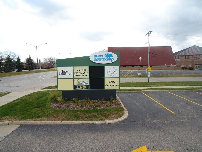 More Photos Of 3271-3299 Rochester Rd, Troy Storefront For Lease