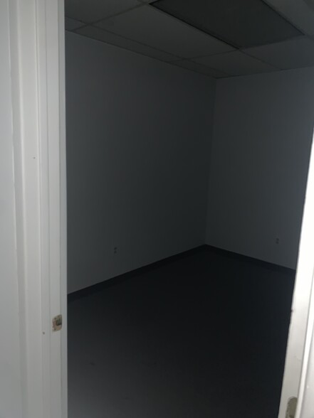 More Photos Of 3715 Main St, Bridgeport Medical For Lease