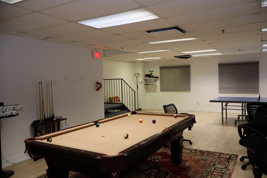 More Photos Of 3275 Av Francis-Hughes, Laval Flex For Sale