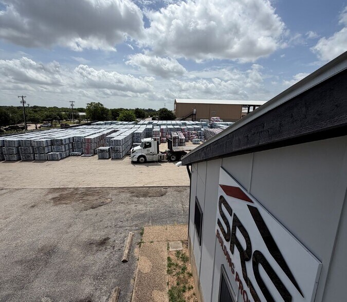 More Photos Of 1821 Central Commerce Ct, Round Rock Unknown For Lease