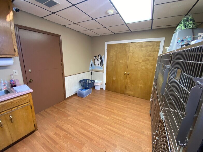 More Photos Of 2228 W College St, Springfield Veterinarian Kennel For Sale