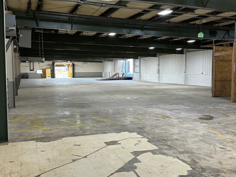 More Photos Of 6704 Pingree Rd, Crystal Lake Manufacturing For Lease