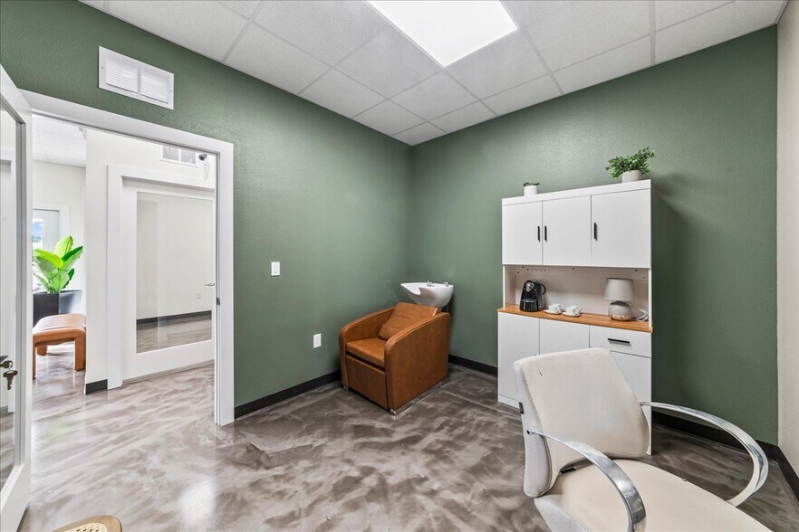 More Photos Of 566 Barton Blvd, Rockledge General Retail For Lease