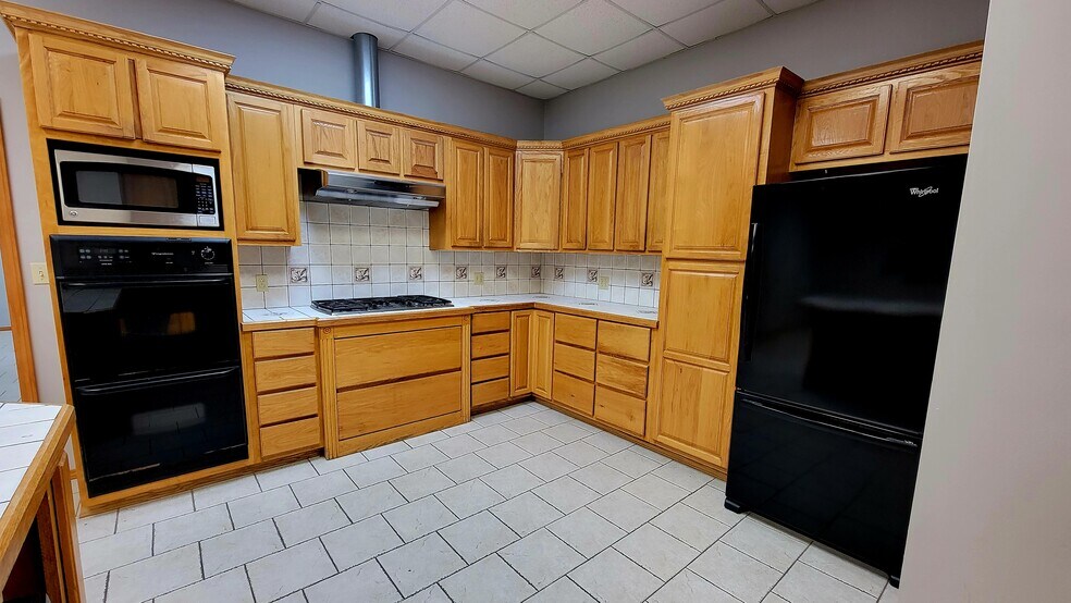 More Photos Of 330 S Mill St, Pryor Office For Sale