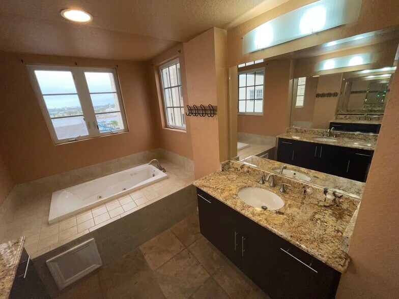 More Photos Of 128 S Beach St, Daytona Beach Apartments For Lease