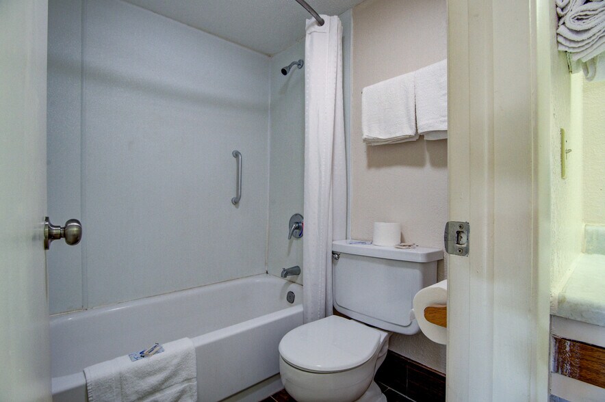 More Photos Of 100 W Wilson St, Valliant Hotel For Sale