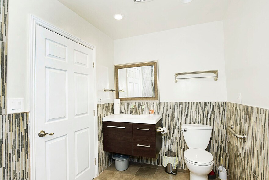 More Photos Of 20601 Mayall St, Chatsworth Healthcare For Sale