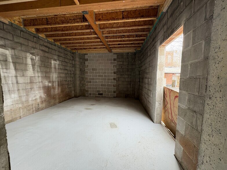 More Photos Of 517-519 Columbia St, Hudson Showroom For Sale