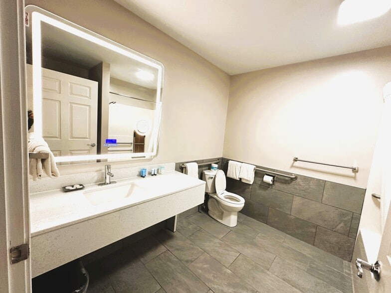 More Photos Of 2439 Old Philadelphia Pike, Lancaster Hotel For Sale