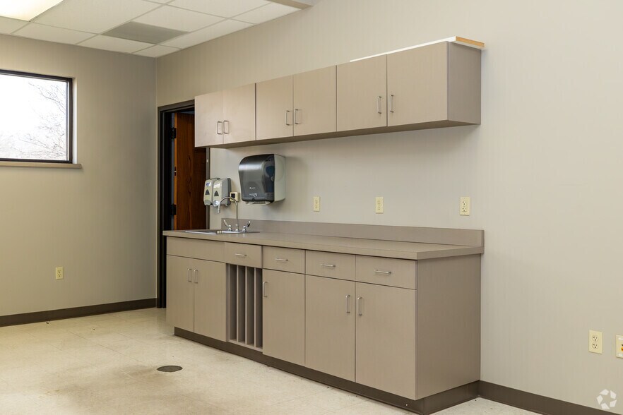 More Photos Of 2535 E Lincoln St, Wichita Medical For Lease