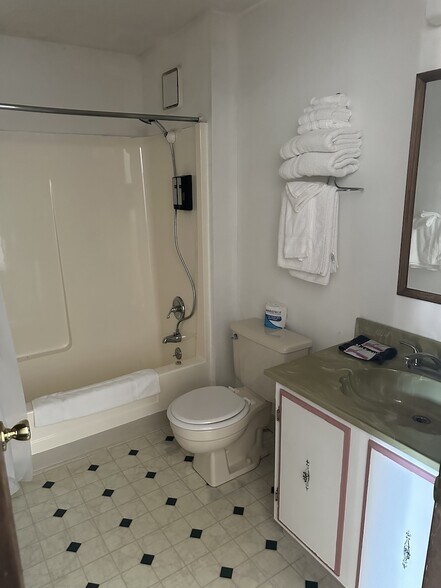More Photos Of 126 Spruce St E, Ilwaco Hotel For Sale