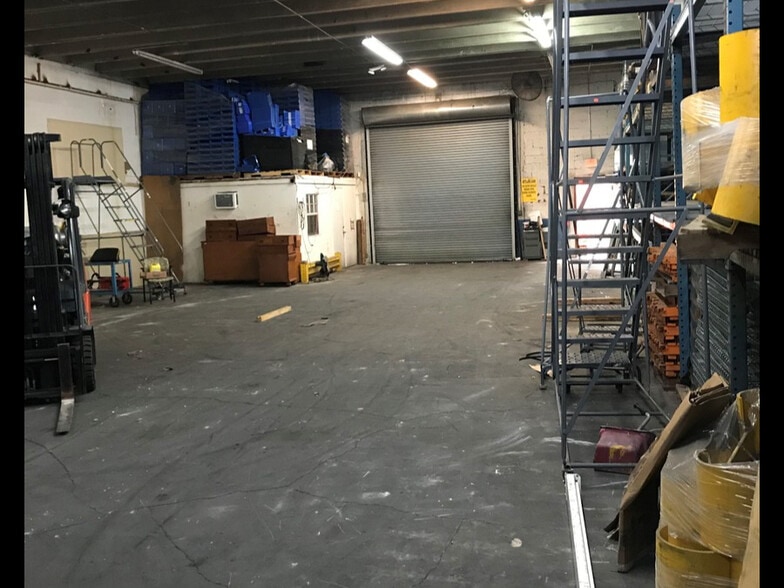 Primary Photo Of 7075 NW 74th St, Medley Warehouse For Lease