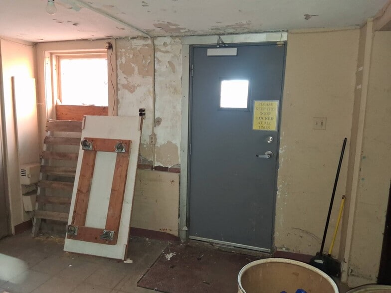 More Photos Of 108-112 E Main St, Belleville General Retail For Sale