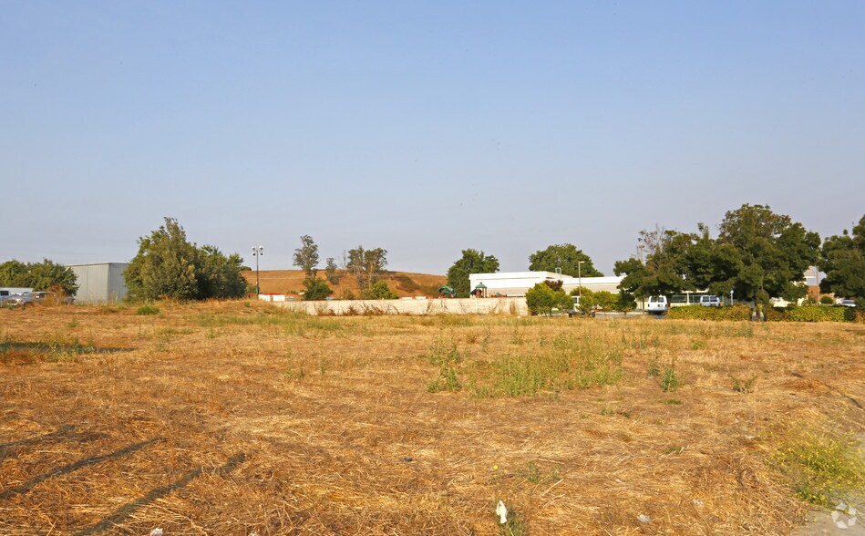 More Photos Of 311 Gateway Dr, Hollister Land For Lease