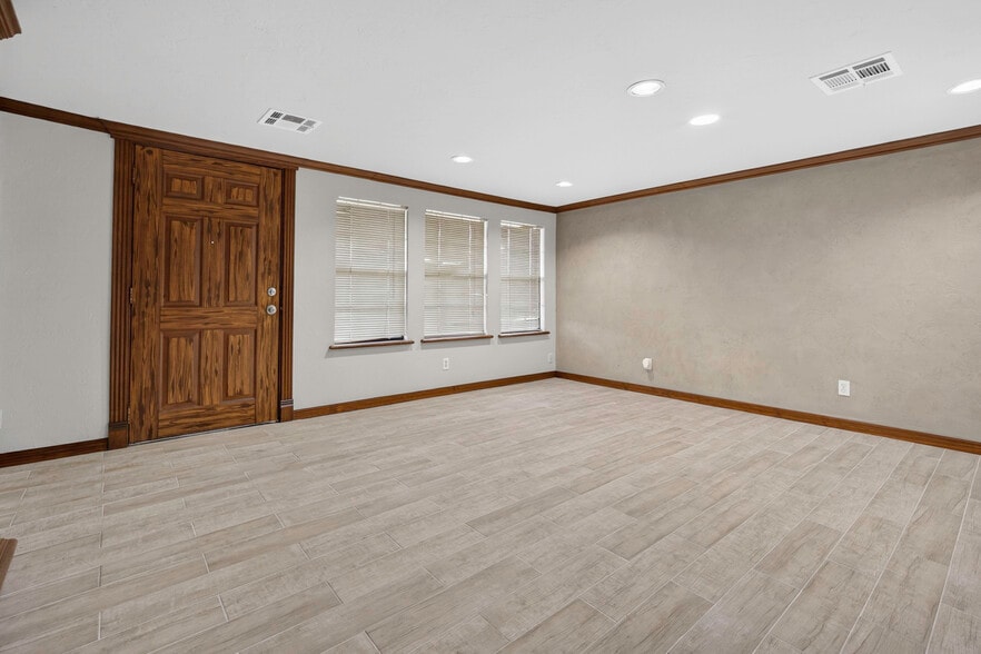 More Photos Of 2127 SE 44th St, Oklahoma City Service For Sale