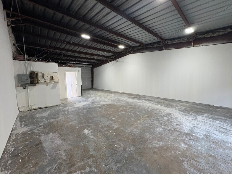 More Photos Of 13329 Veterans Memorial Dr, Houston Warehouse For Lease