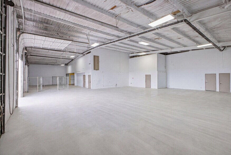 More Photos Of 2110 Mannix Dr, San Antonio Light Distribution For Sale