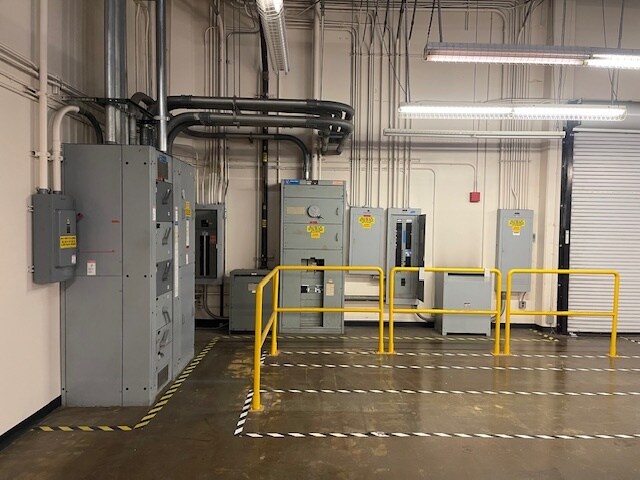 More Photos Of 1917-1921 E Mariposa Ave, El Segundo Warehouse For Lease