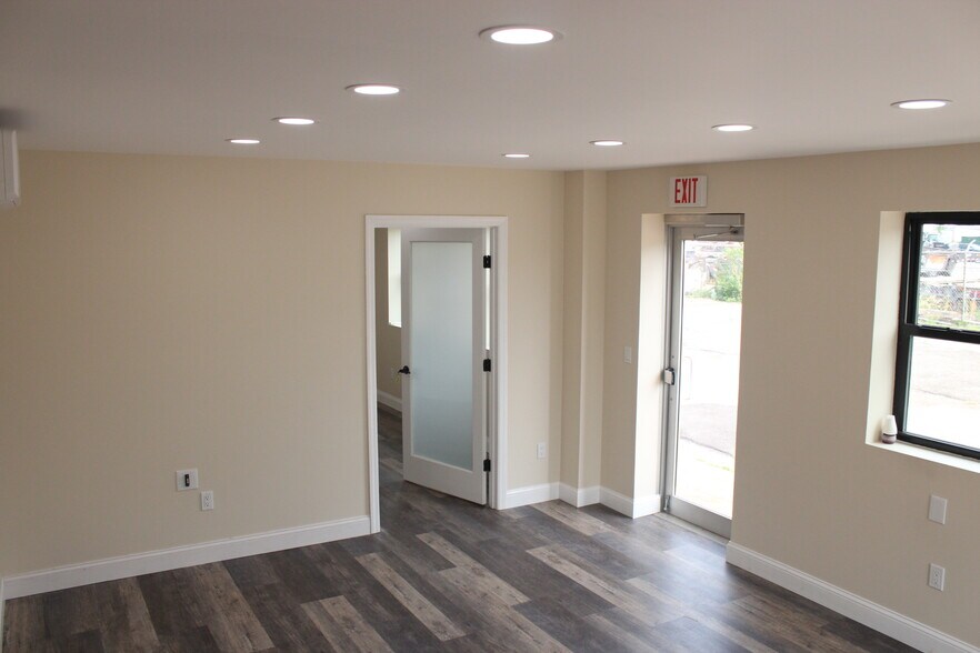 More Photos Of 172 Cabot St, West Babylon Warehouse For Lease