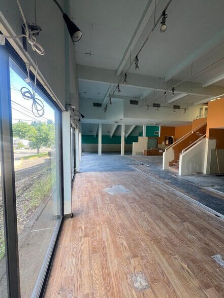 More Photos Of 7660 SW Barbur Blvd, Portland Veterinarian Kennel For Sale
