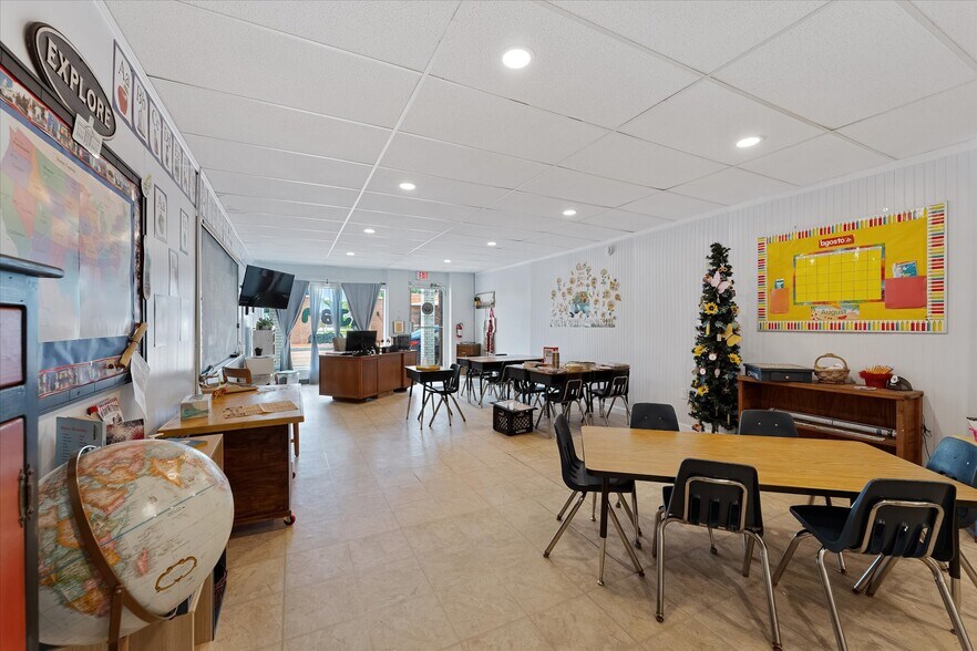 More Photos Of 313 E Main St, Humble Showroom For Sale