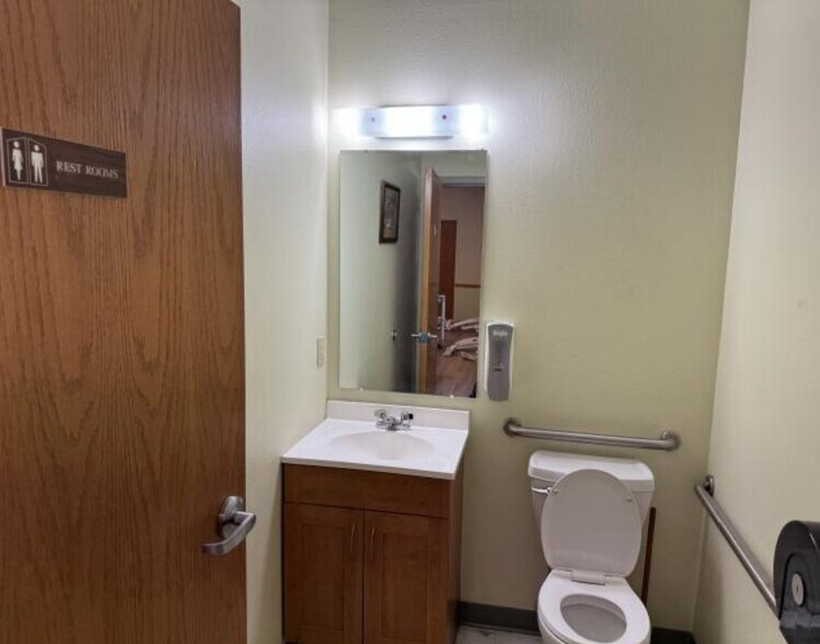 More Photos Of 100 Springfield Ct, O'Fallon Medical For Lease