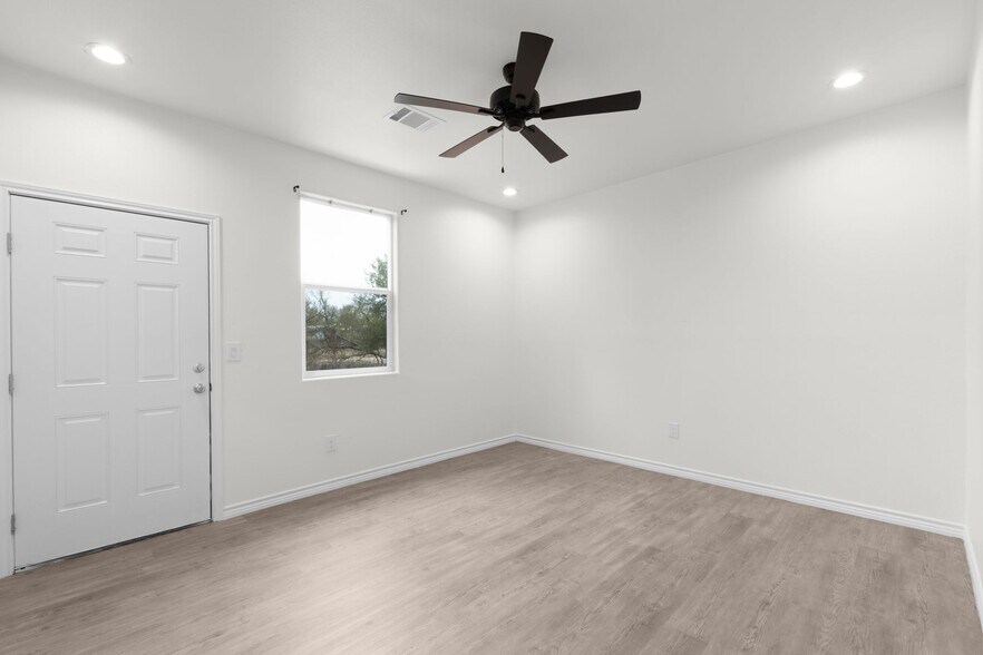 More Photos Of 870-872 Waco St, Kingsland Multifamily For Sale