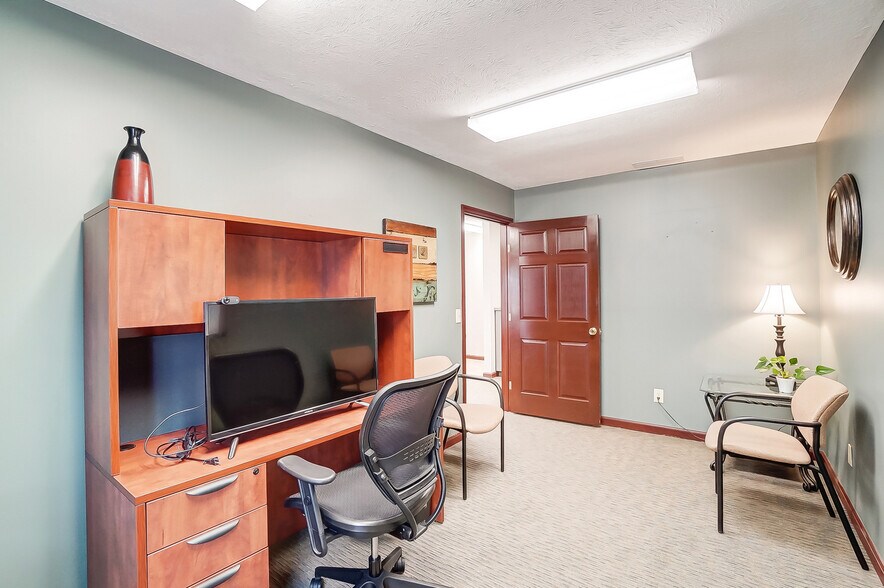 More Photos Of 830 E Franklin St, Centerville Medical For Sale