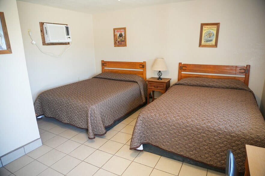 More Photos Of 1122 Douglas Ave, Beaver Hotel For Sale