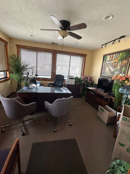 More Photos Of 4211 S Limit Ave, Sedalia Auto Dealership For Lease