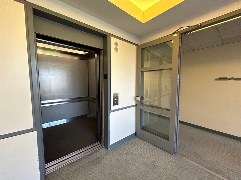 More Photos Of 16461 Sherman Way, Van Nuys Office For Lease